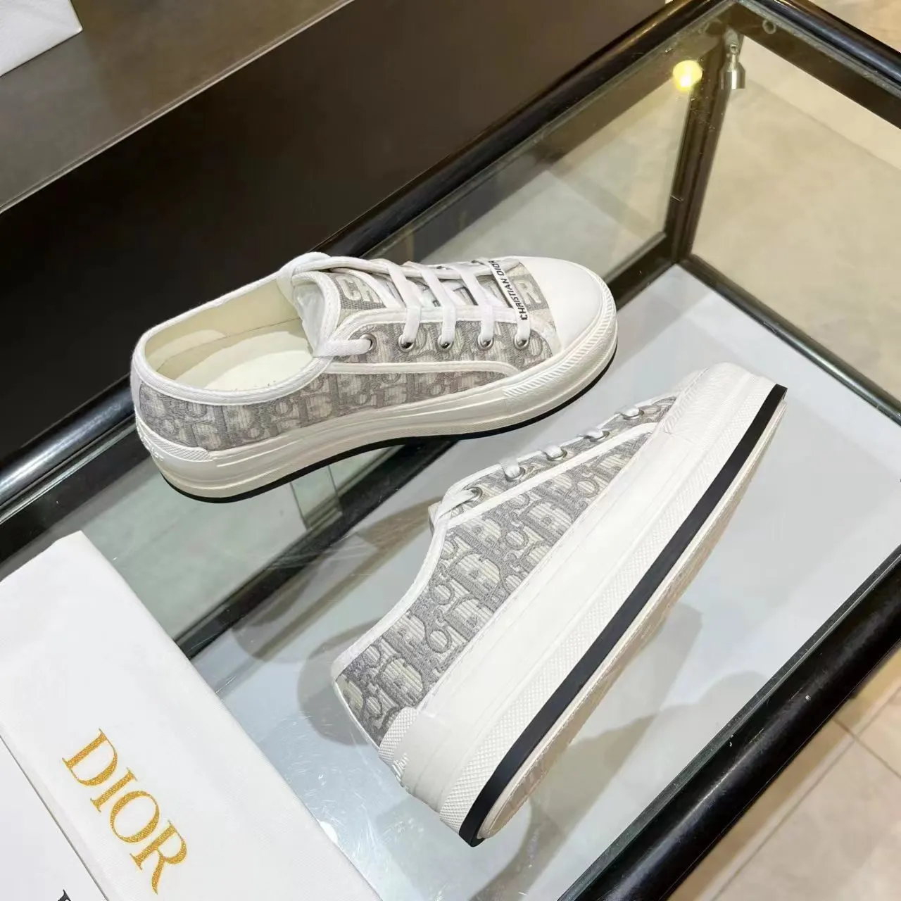 👟👟Ex-factory price 520👟👟 Dior’s 2025 Walk ‘n’ Dior embroidered mid-top casual shoes are new. On the fashion stage, Dior embroidered shoes are the well-deserved protagonist. Delicate stitching is used on the upper, every stitch is devoted to the craftsman's efforts, and every thread is woven with artistic poetry. From complex floral patterns to smart geometric textures, embroidery is like the magic that gives shoes life, allowing them to show dynamic beauty even in static conditions.   Wearing Dior embroidered shoes feels like stepping into a dream world full of art. It is not only a pair of shoes, but also a walking piece of art that perfectly integrates fashion and culture. Whether you are strolling on the bustling city streets or attending important social occasions, Dior embroidered shoes can add unique charm to your style and become the focus of everyone's attention.   Choosing Dior embroidered shoes means choosing a persistent pursuit of quality and a unique understanding of fashion. Let it accompany you through every wonderful moment and leave your own fashion mark.  Material: Sheepskin lining, feet, silk cowhide, size 35-41, heel height 5cm